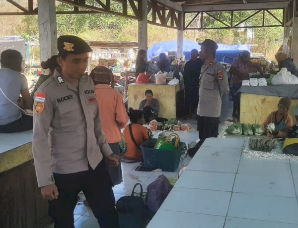 Patroli Polsubsektor Lantoka Pastikan Aktivitas Pasar Berjalan Aman dan Kondusif
