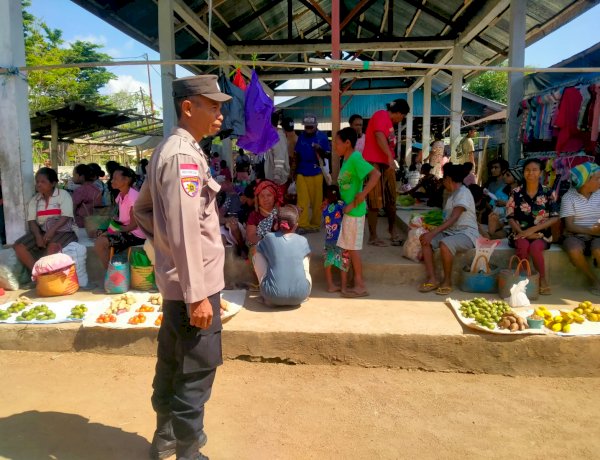 Polsek Alor Selatan Amankan Aktivitas Pasar Apui, Berikan Rasa Aman kepada Masyarakat