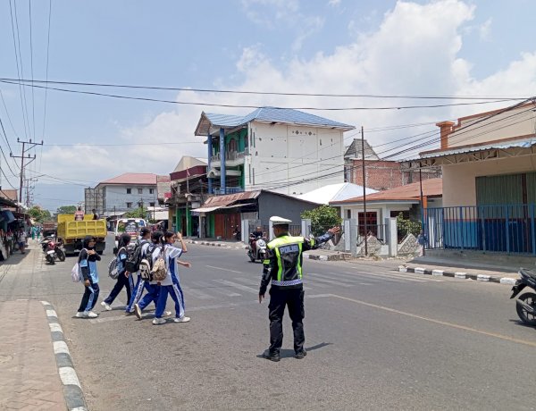 Satlantas Polres Alor Hadir di Tengah Aktivitas Masyarakat, Pastikan Pelajar Menyeberang dengan Aman