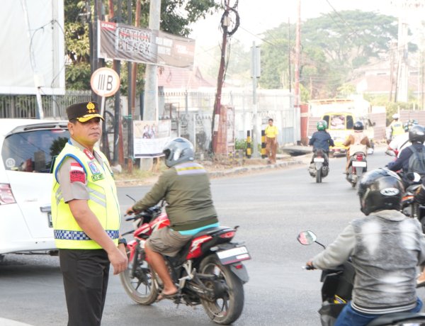 Tak Hanya Memberi Arahan, Kapolda dan Wakapolda NTT Turun Langsung Atur Lalu Lintas di Jam Sibuk Pagi