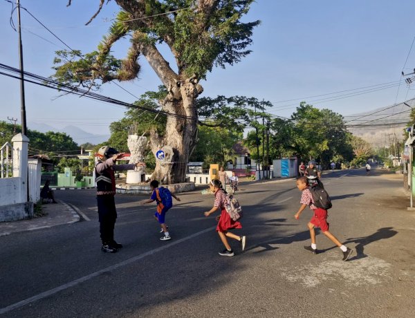 Personel Satuan Samapta Polres Alor Atur Arus Lalu Lintas, Jaga Keamanan dan Ketertiban di Ruang Publik
