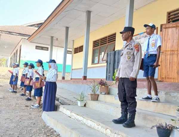 KA POSPOL ABAD SELATAN PIMPIN UPACARA BENDERA DI SMP NEGERI TRIBUR