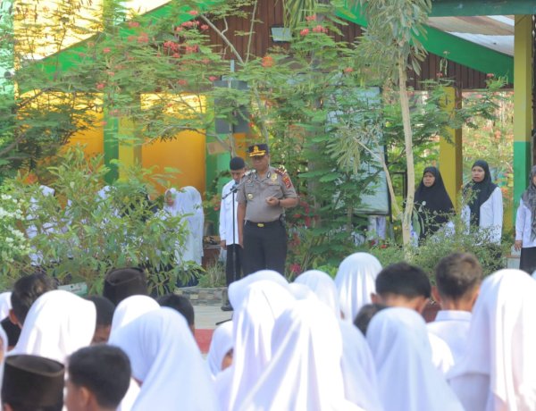 KAPOLRES ALOR JADI PEMBINA UPACARA DI MTs NEGERI 1 ALOR, TEKANKAN DISIPLIN DAN HINDARI TAWURAN