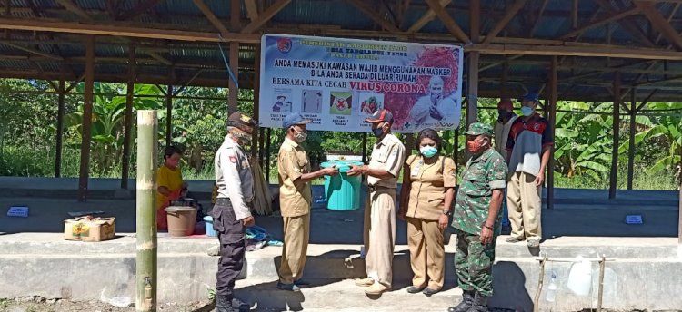 Tim Gugus Percepatan Penganan Covid-19 Kecamatan Altim Bagikan Masker Kepada Masyarakat