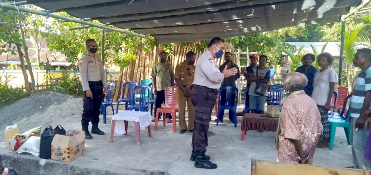 Kapolres Alor Serahkan Bantuan Sembako Kepada Keluarga Pasien PDP Yang Meninggal Dunia