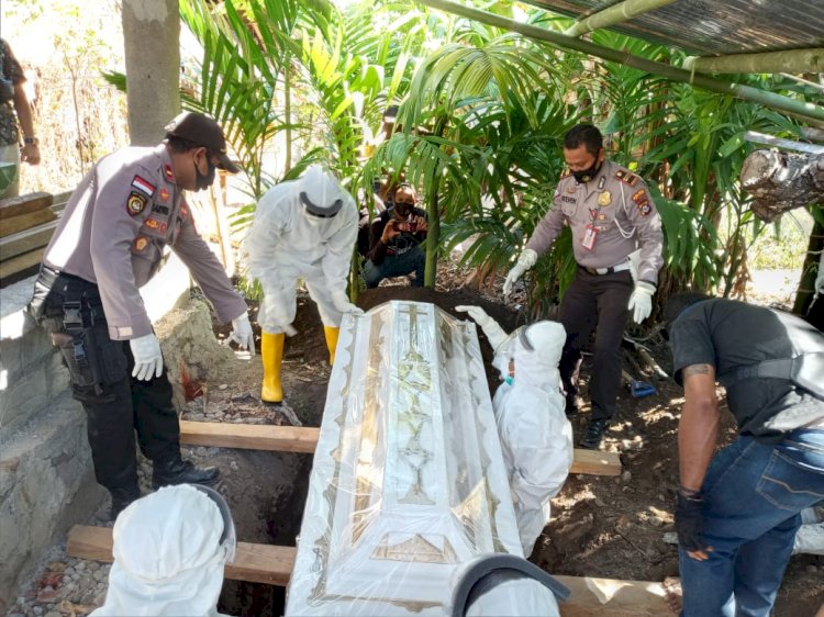 Personil Polres Alor Bersama Tim Gugus Tugas Covid - 19 Kab. Alor Bantu Pemakaman Pasien Dalam Pengawasan Yang Meninggal Dunia