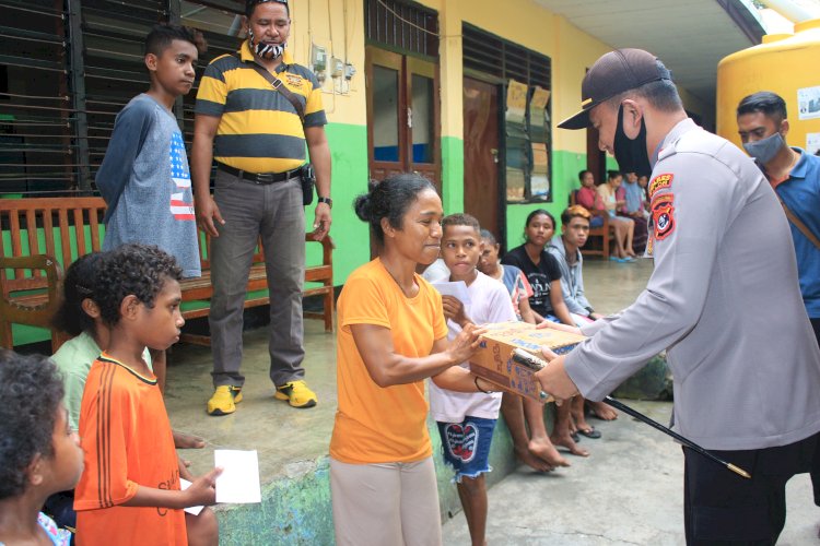 BELUM MASUK RUANGAN, KAPOLRES ALOR MELAKSANAKAN KUNJUNGAN KE PANTI ASUHAN