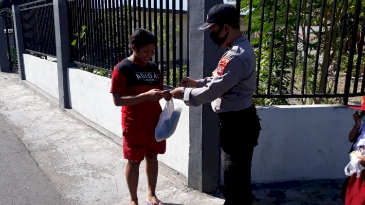 Pencegahan Penyebaran covid - 19, Satbinmas Polres Alor Bagi Masker Geratis