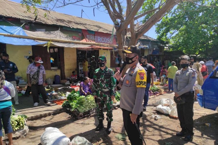 Cegah Penyebaran Covid – 19, Polres Alor Melaksanakan Pembagian Masker Bersama Kodim 1622 Alor