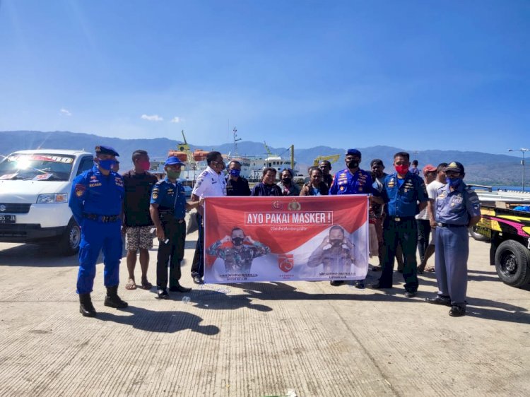 Satpolair Polres Alor Bersama Kepala KSOP Kalabahi Bagikan Masker Kepada Masyarakat