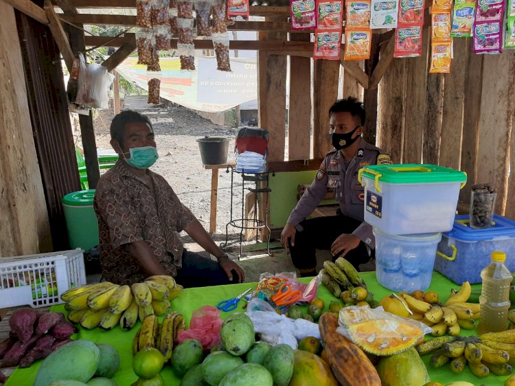 Bhabinkamtibmas Lakukan Patroli Dialogis Sambil Mengedukasi Masyarakat Tentang Protokol Kesehatan