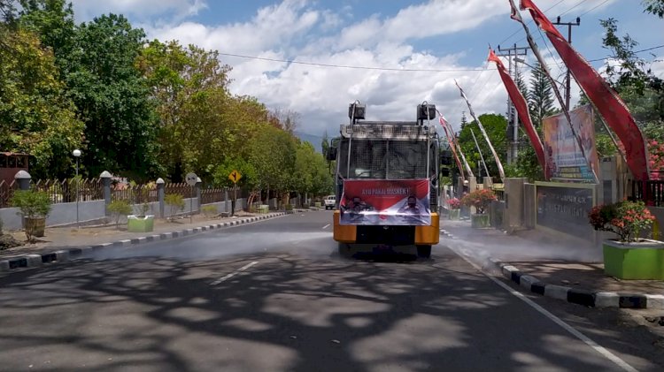 Penyemprotan Disinfektan Kembali di lakukan Dengan Mobil AWC Polres Alor