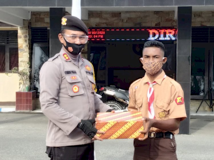 Kapolres Alor Beri Hadiah ke Hamka Salama Atas Aksi Heroiknya Panjat Tiang Bendera