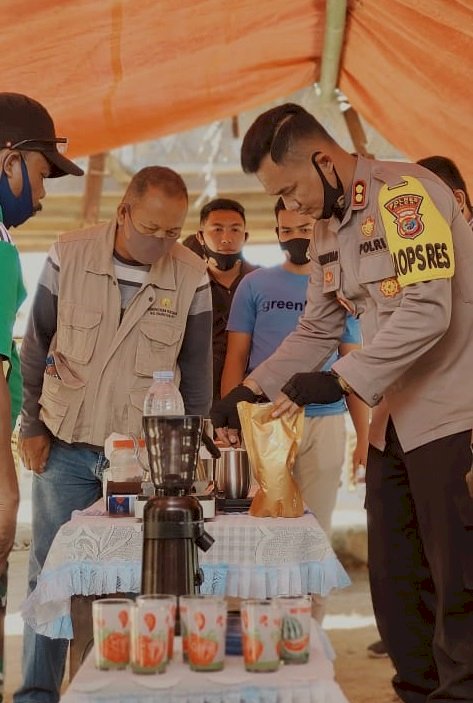 Ngajak Masyarakat Desa Manmas Ngopi Cara Kapolres Alor dan Patroli Dialogis Cegah Gangguan Kamtibmas