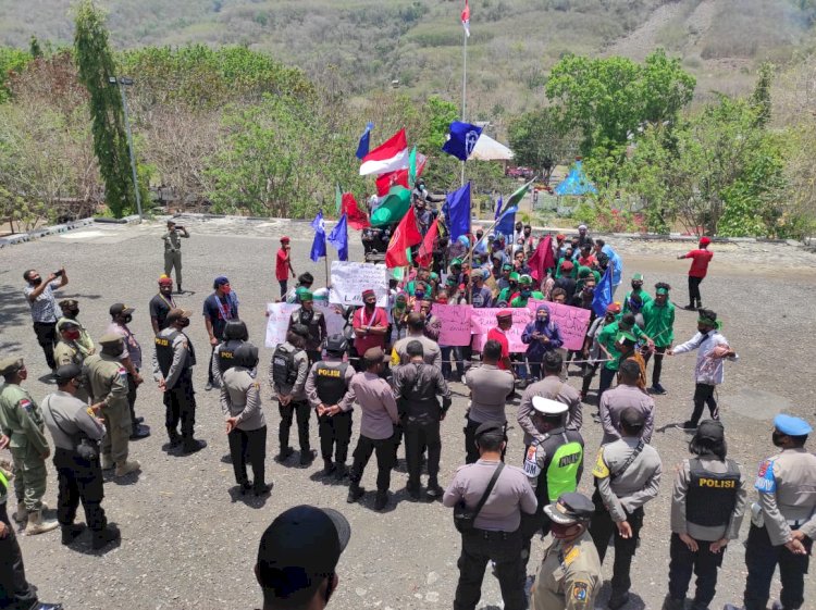 Polres Alor Lakukan Pengamanan Aksi Unjuk Rasa Jilid II dari Mahasiswa di Kantor DPRD Kab. Alor