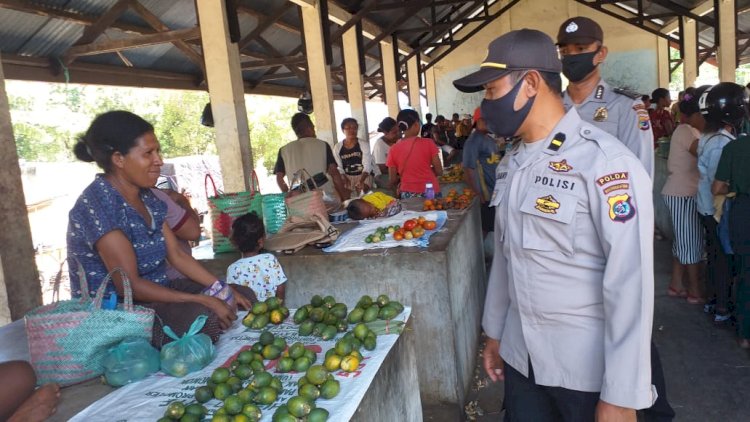 Polsek Alor Timur Laut Lakukan Pengawasan Protokol Kesehatan Di Pasar Nailang