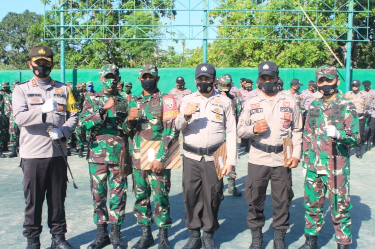 Kapolres Alor Beri penghargaan Kepada Serda Domisianus Atadena