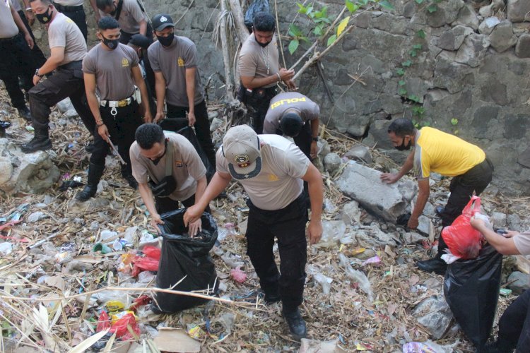 Jumat Bersih, Kapolres Alor Pimpin Kerja Bakti