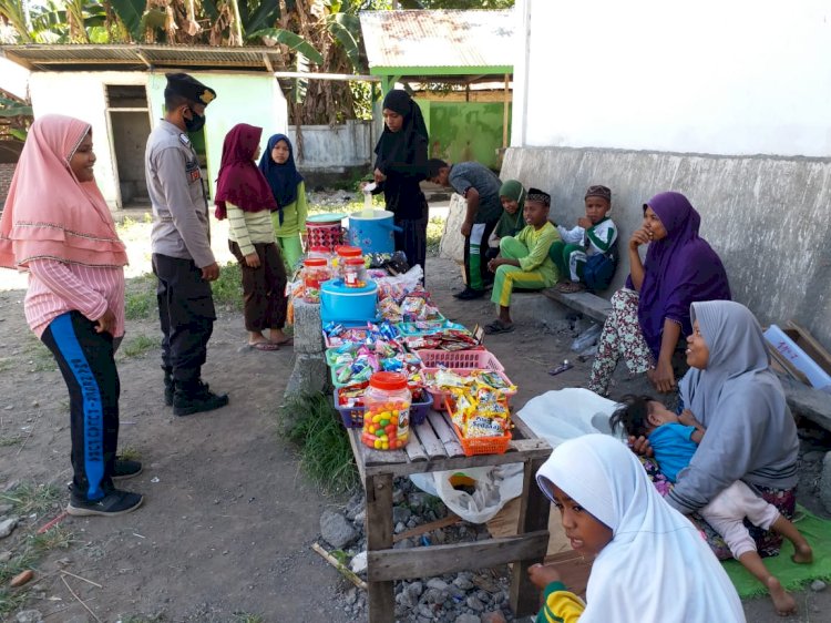 Patroli Pasar, Personil Polsek Alor Barat Daya Imbau Pedagang dan Pengunjung Jaga Kamtibmas
