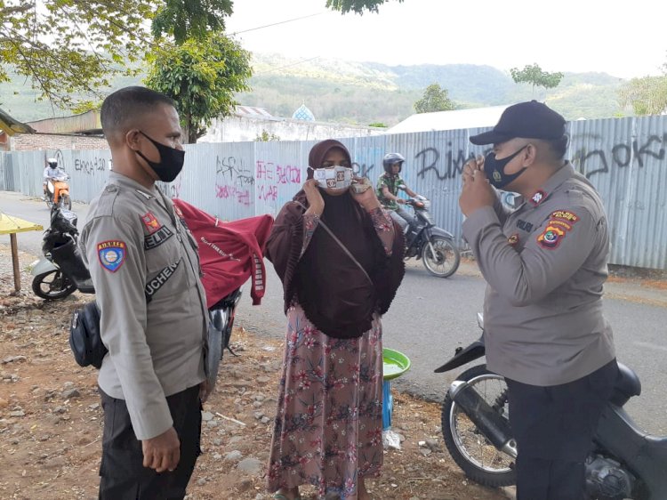 Polres Alor Melalui Sat Binmas Bagikan Masker Geratis