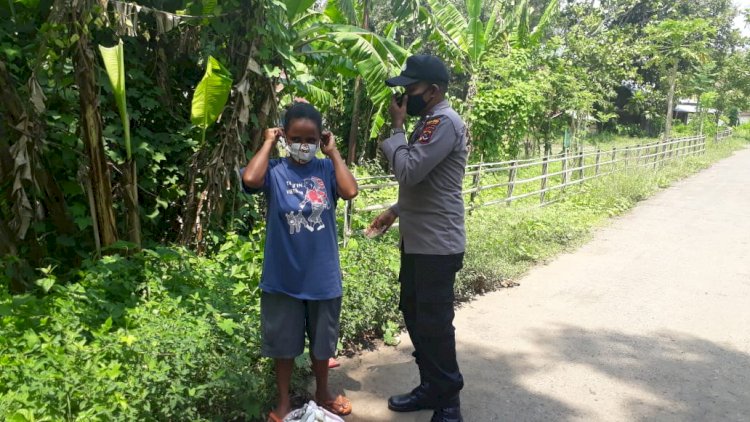 Sat Binmas Polres Alor Kembali Lakukan Pembagian Masker Gratis