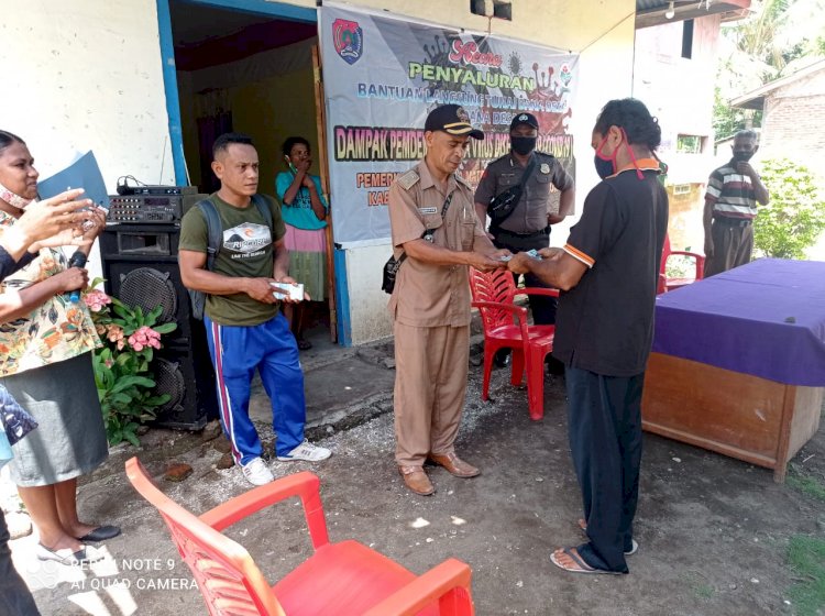 Polsek Alor Barat Laut Dampingi Penyerahan Bantuan Langsung Tunai Dana Desa (BLT_DD) Kepada Warga O’amate