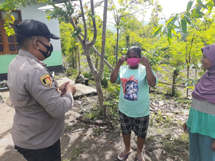 Lagi Lagi Sat Binmas Polres Alor Bagikan Masker Geratis Ke Warga Sekitar