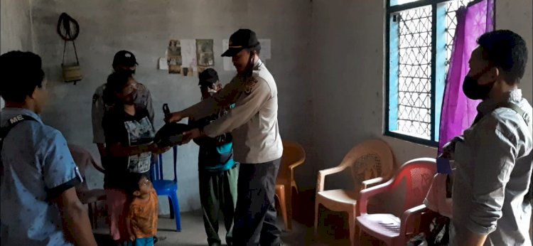 Wujud Kepedulian Polri, Kapolsek Alor Selatan Salurkan Bansos Beras Kepada Warga Masyarakat