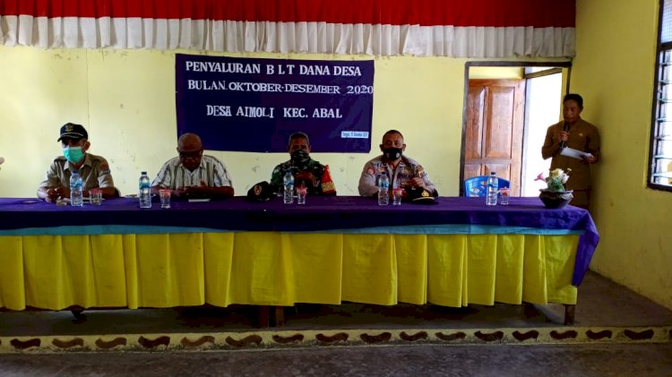 Polsek Alor Barat Laut Dampingi Penyerahan Bantuan Langsung Tunai Dana Desa (BLT-DD) Kepada Warga Desa Aimoli