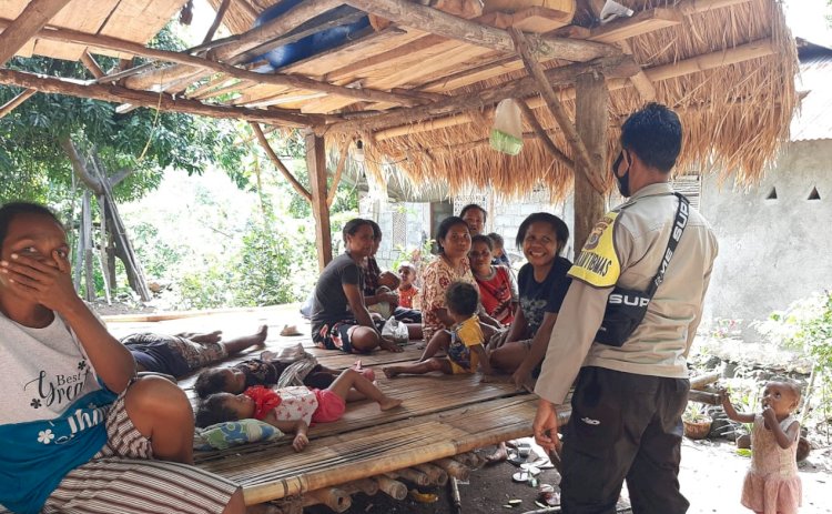 Bhabinkamtibmas Kec. ATU Polres Alor Lakukan Sambang Desa Binaan