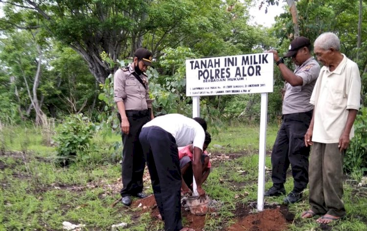 Kapolsek Pantar Barat Bersama Kepala Desa Lamma Lakukan Pemasangan Papan Tanda Tanah Milik Polres Alor