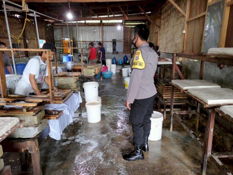 Babhinkamtibmas Desa Adang Buom Laksanakan Sambang Ke Pabrik Tahu