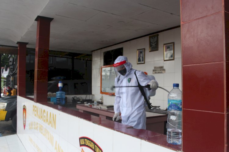 Cegah penyebaran Covid-19, Urkes Polres Alor Laksanakan Penyemprotan Disinfektan di Mapolres Alor