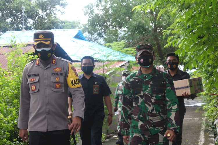 Kapolres Alor Bersama Gugus Covid Alor salurkan bantuan warga peduli covid