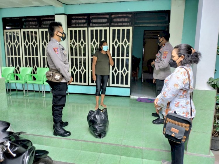 Peduli Kasih, Polres Alor Laksanakan Pembagian Bingkisian Kepada Pasien Covid-19