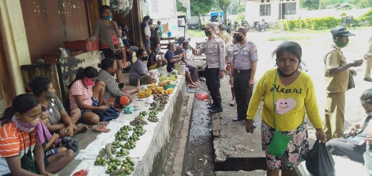 Polsek Alor Timur Laut Laksanakan Ops Yustisi di Pasar Nailang