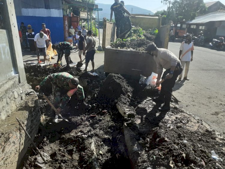 Cegah Banjir, TNI-POLRI Bersama Instansi Terkait dan Warga Melaksanakan Kerja Bakti Membersihkan Gorong-Gorong dan Drainase