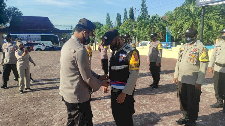 Kapolres Alor Bagikan Rompi dan Jaket Khusus  Untuk Bhabinkamtibmas