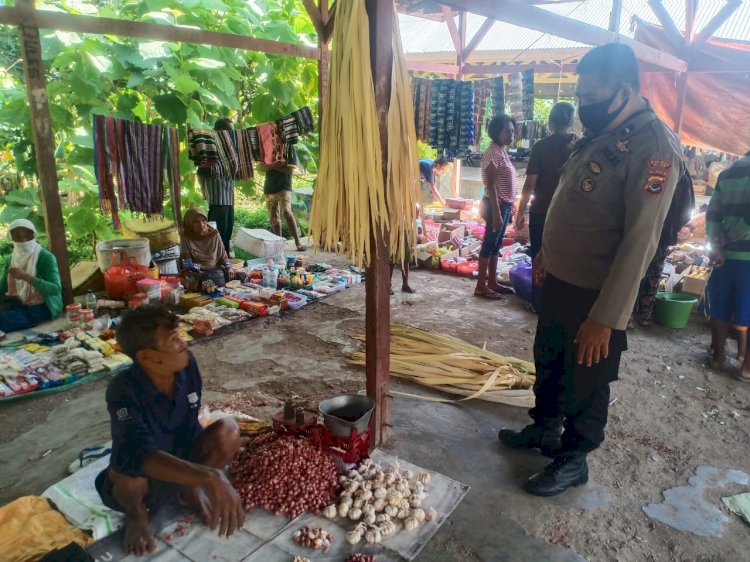 Beri Rasa Aman, Personel Polsek Alor Barat Daya Pam Pasar