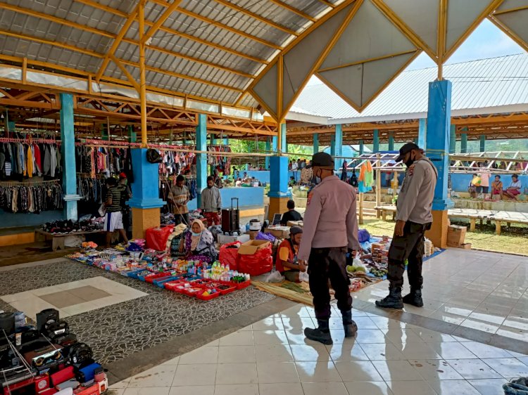 Laksanakan Pengamanan Pasar Tradisional, Personil Polsek Alor Selatan Tetap Ingatkan Masyarakat Patuhi Prokes