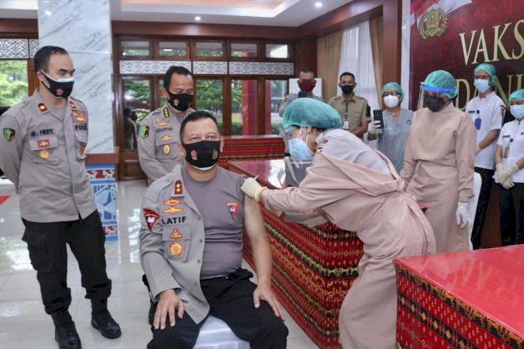 Jalani Vaksinasi, Kapolda NTT Ingin Memberi Contoh Pada Personel Polri serta Masyarakat Bahwa Vaksin Aman dan Halal