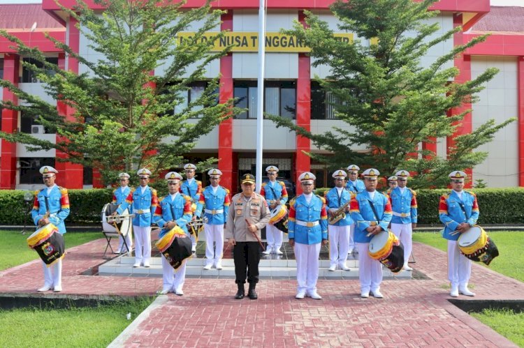 Kapolda NTT Serahkan Seragam Baru Untuk Personel Korps Musik Polda NTT