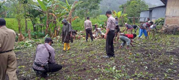 Personil Polsek Alor Selatan Mengikuti Kegiatan Bulan Bakti LKMD Tingkat Keluarahan