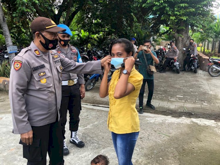 Sat Binmas Polres Alor Bagikan Masker Gratis di Seputaran Gereja Katolik