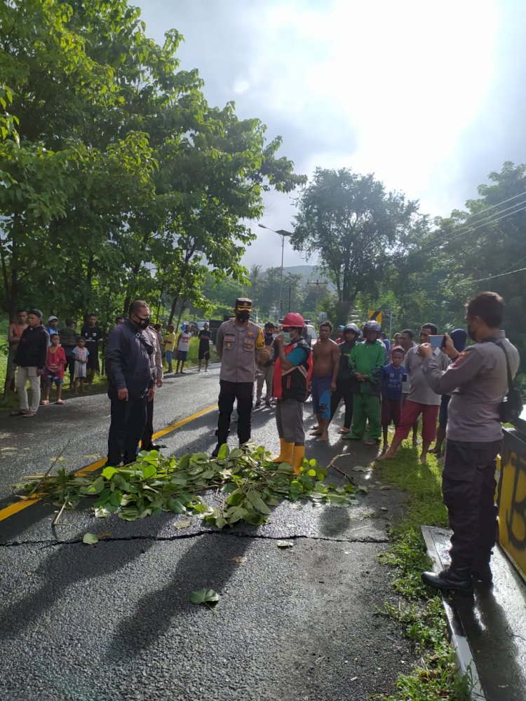 Kapolres Alor Tinjau Jembatan Benlelang yang Retak Akibat Banjir