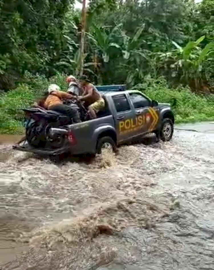 Dengan Sigap Personil Polsek Alor Barat Laut Bantu Warga Dalam Kesulitan Menyeberang Karena Banjir