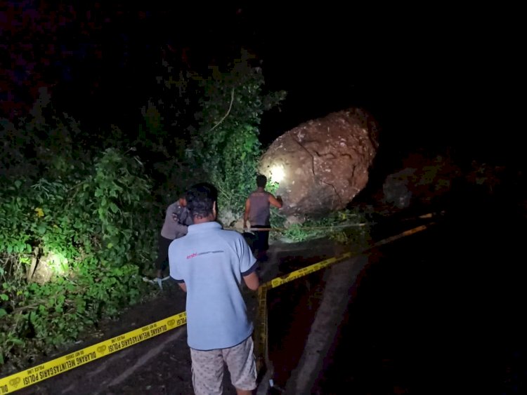 Cek Lokasi Tanah longsor, Kapolsek Alor Barat Daya Ingatkan Warga Waspda Longsor