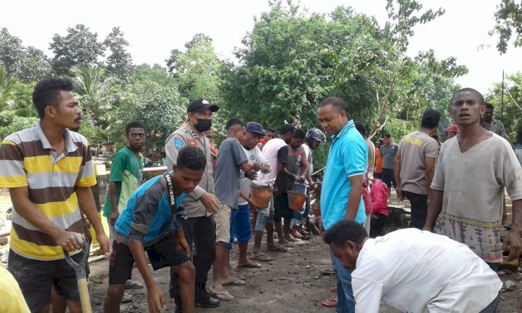 Personil Polsek Alor Barat Daya Bantu Warga dalam Memperbaiki Jembatan yang Ambruk
