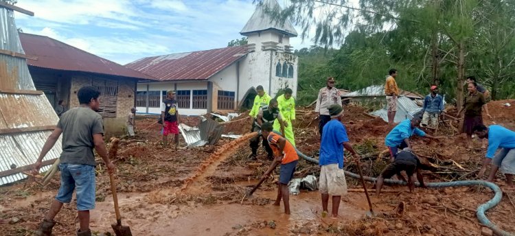 Tim Siaga Bencana Alam Polres Alor Lakukan Pencarian Korban Hilang Akibat Tanah Longsor