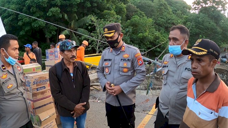 Bantuan Sembako dari Kapolri Langsung di Distribusikan Kepada Posko Darurat Bencana Alam oleh Kapolres Alor